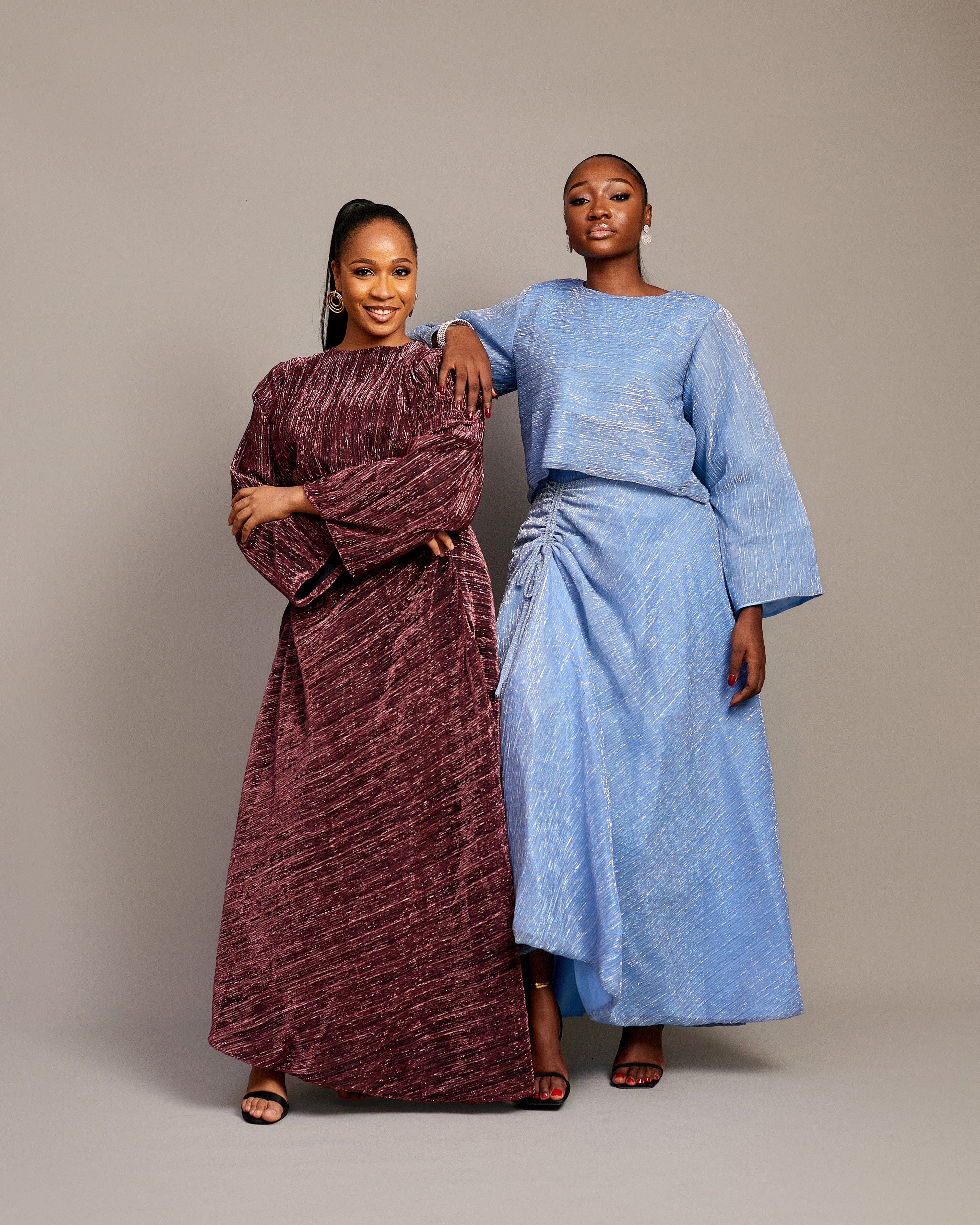  Women’s pleated two-piece set with wide sleeves and maxi skirt.